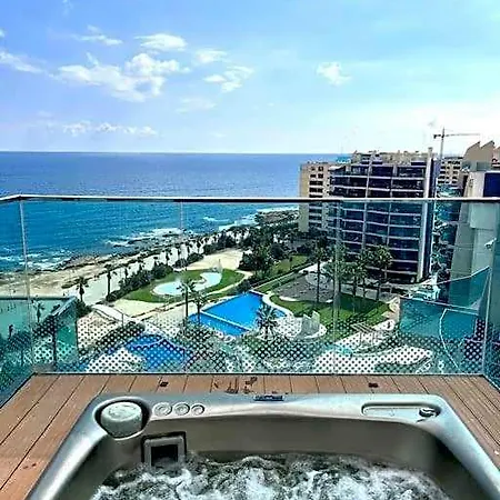 Luxury Penthouse With A Private Jacuzzi! 푼타프리마