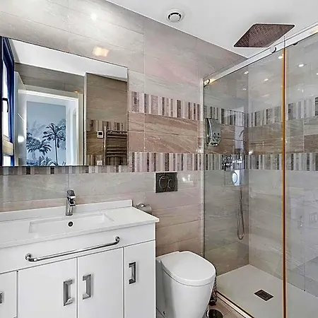 Luxury Penthouse With A Private Jacuzzi! 4*